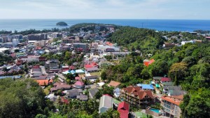 卡塔海滩附近的山坡海景地