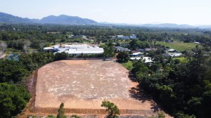 Natai 海滩附近的平地地块