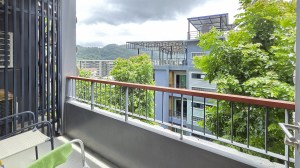 芭东海滩附近宽敞的山坡公寓 - 2 卧/2 浴